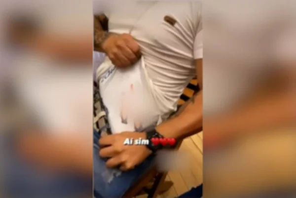 homem mostrando a cueca