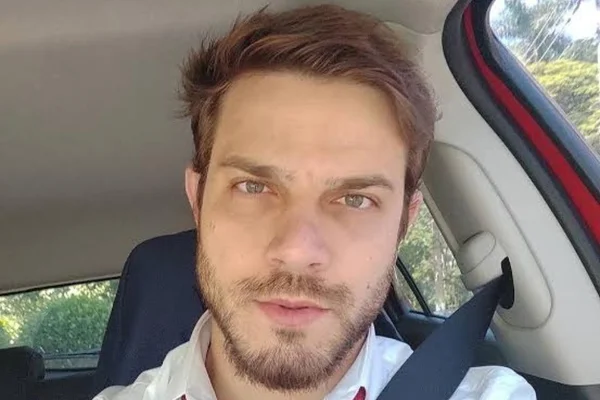 Foto colorida de Felipe Becari. Ele está de camisa branca, é branco e tem o cabelo claro - Metrópoles