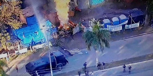 Reintegração de posse no RJ causa confronto com jatos d’água e bombas