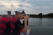 Adilson com uma máquina fotográfica Adilson com uma máquina fotográfica