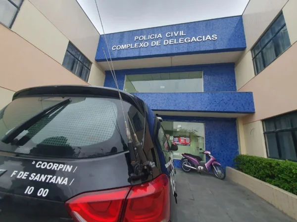 Imagem colorida da fachada de delegacia de Feira de Santana - Metrópoles