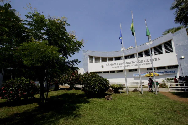 Vereadores de Cuiabá aprovam aumento de 100% de verba indenizatória