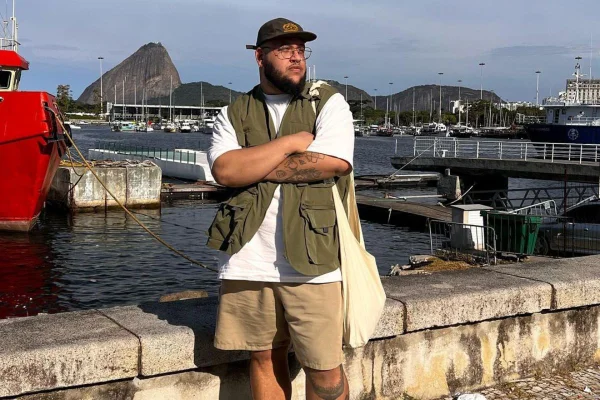 Na imagem com cor, um homem gordo, negro, com roupas estilosas - Metrópoles