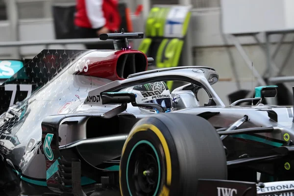 Bottas lidera e põe Mercedes na frente no último dia de testes