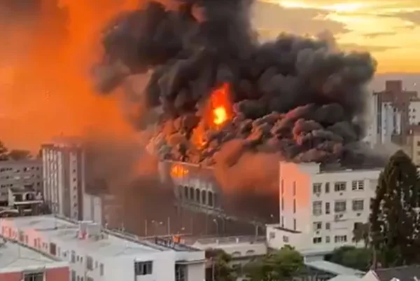 imagem colorida de incêndio atinge colégio marista, em santa maria, no rio grande do sul