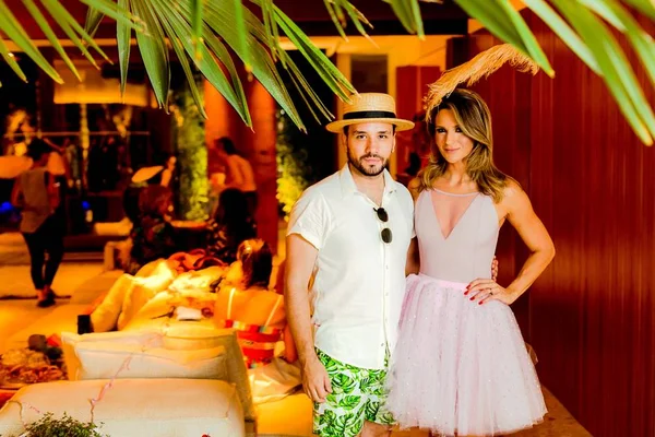 Marcus Barozzi e Adriana Chaves lançam coleção de casquetes