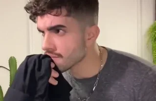 Homem cheira cueca em vídeo viral sobre limpeza do pênis - Metrópoles