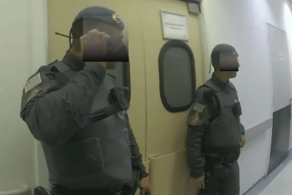 Dois PMs fardados posicionados em frente à porta de UTI de hospital em São Paulo - Metrópoles