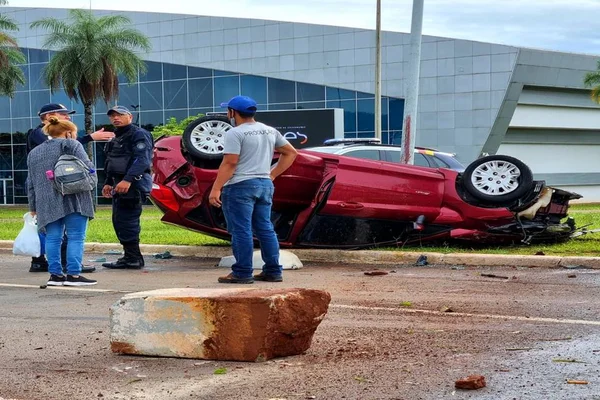Carro bate, capota, derruba poste e motorista sobrevive. Veja fotos