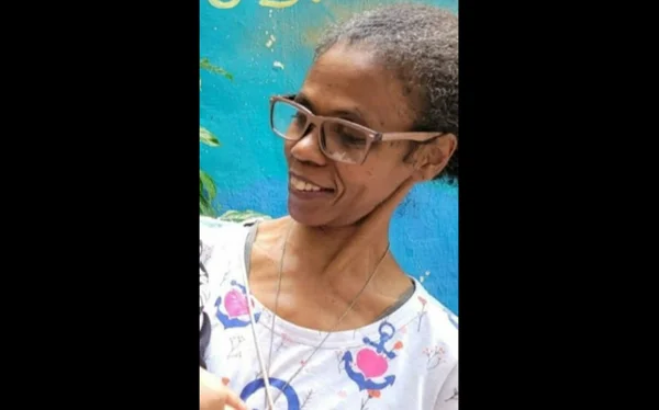 mulher idosa sorrindo