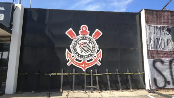 Protesto de torcida do Corinthians tem cruzes com nomes de jogadores