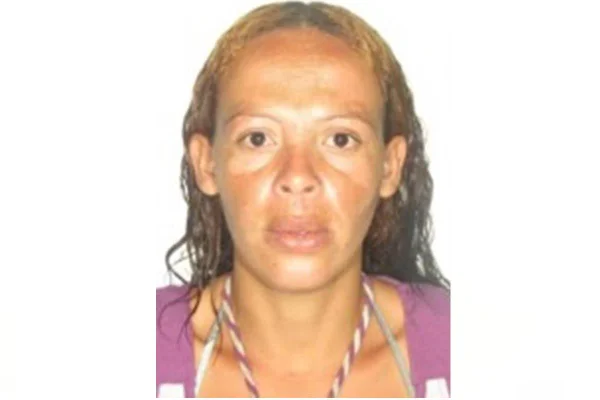 Shirlene Cardoso Borgonha, de 38 anos. Mulher branca, da pele queimada de sol, com roupa lilás - Metrópoles