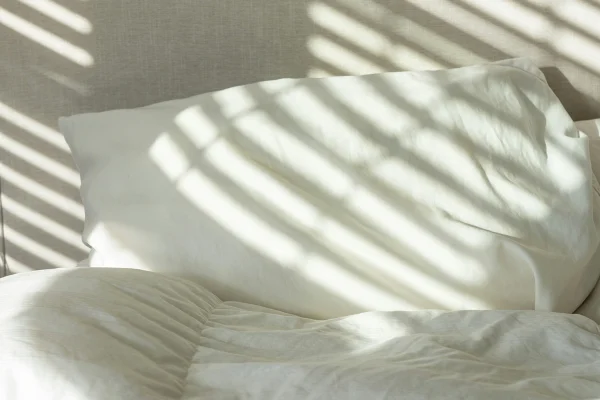 Imagem mostra cama cheia de travesseiros - Metrópoles