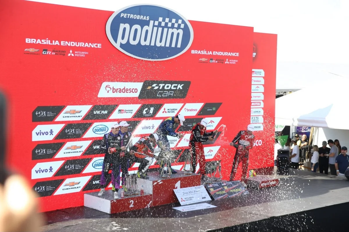 Di Grassi brinca sobre aposentadoria após vencer Endurance da Stock Car - imagem 8 Di Grassi brinca sobre aposentadoria após vencer Endurance da Stock Car - imagem 8