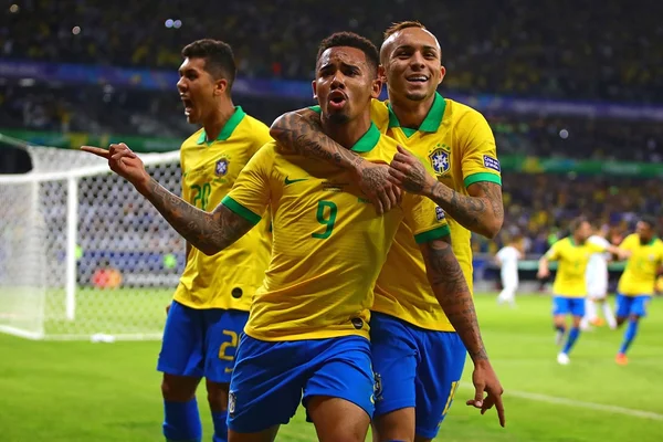 Brasil faz 2 x 0 na Argentina e aguarda adversário da final