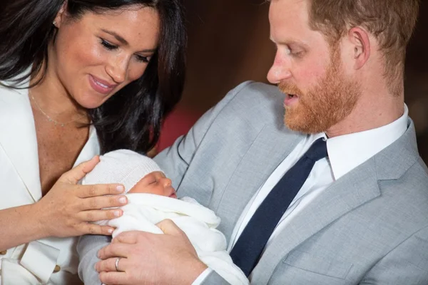 Príncipe Harry comemora Dia dos Pais na Inglaterra com foto de Archie