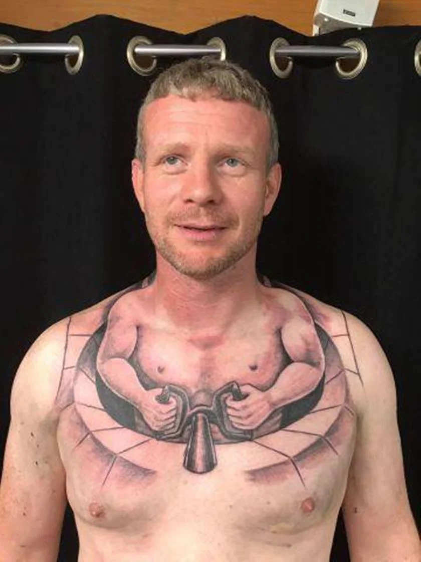 Homem faz tatuagem inusitada e imagem viraliza na internet - imagem 3 Homem faz tatuagem inusitada e imagem viraliza na internet - imagem 3