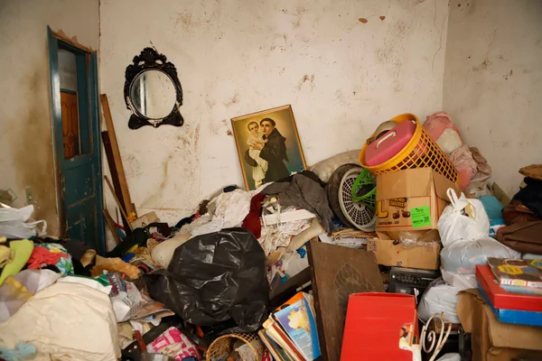 Imagem colorida de uma casa cheia de entulhos - Metrópoles