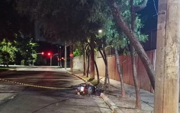 Imagem colorida de moto caída no chão em rua de Guarulhos - São Paulo