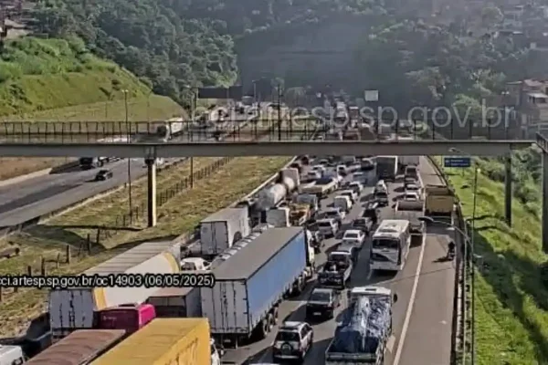Imagem colorida de congestionamento na Rodovia Régis Bittencourt. Metrópoles
