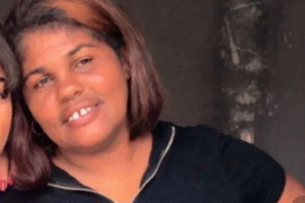 Imagem colorida, celular de mulher levada por enxurrada é rastreado em canal de rio- Metrópoles