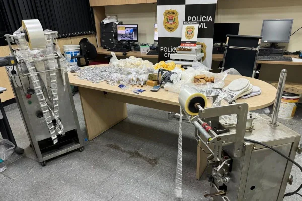 Imagem colorida mostra drogas encontradas pela polícia em produção do chamado "kit crack"