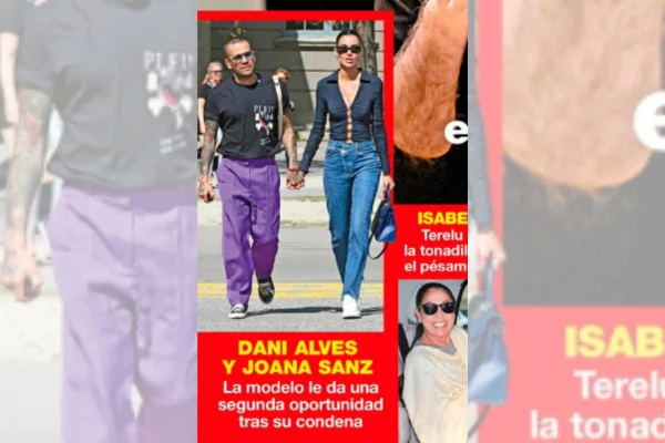 Foto colorida de Daniel Alves e Joana Sanz andando de mãos dadas - Metrópoles