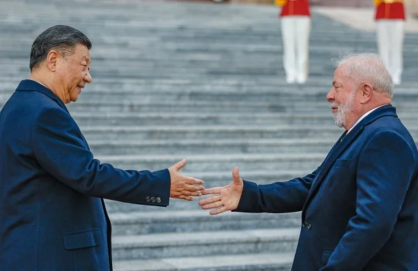 Lula e Xi Jinping de mãos estendidas na China - metrópoles