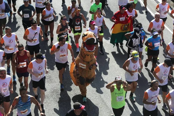 Imagem colorida mostra corredores que participaram da 97ª Corrida de São Silvestre, em São Paulo - Metrópoles