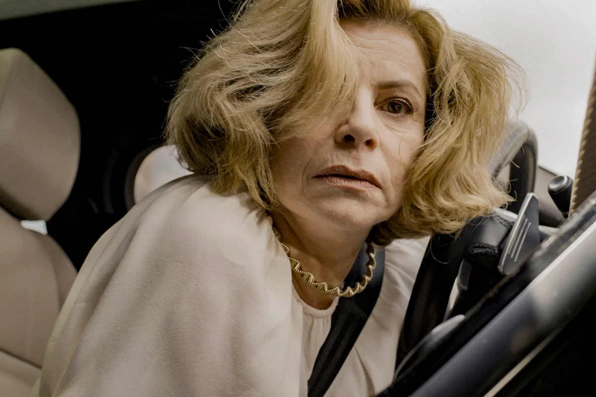 Imagem colorida de Debora Bloch caracterizada como Odete Roiman, após um acidente de carro, para a novela Vale Tudo