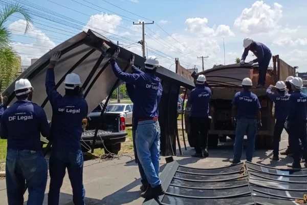 Funcionários do DF Legal derrubam estrutura do Buteco da Uni