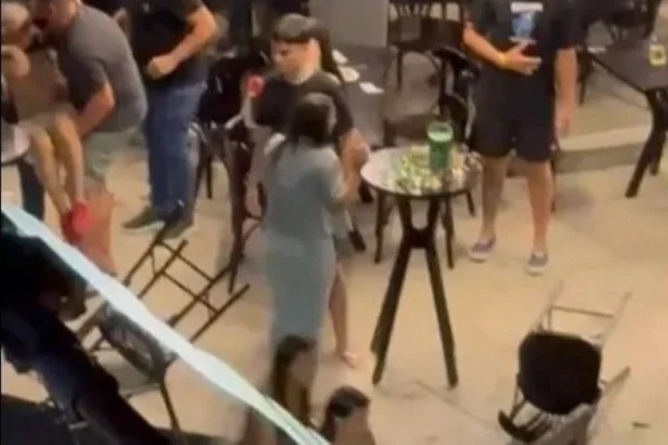 Imagem colorida de bar após ataque a tiros que deixou mortos - Metrópoles
