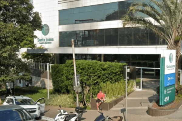 Imagem colorida da fachada do hospital maternidade investigado por morte de bebê - Metrópoles