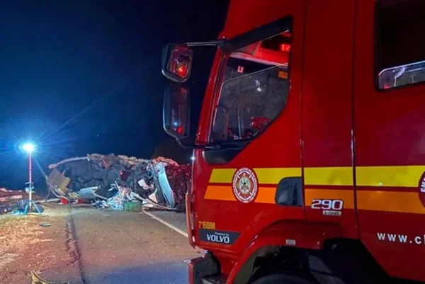 Acidente entre caminhão e micro-ônibus no RS