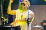 Chorão, dos Travessos, é clicado durante uma das apresentações