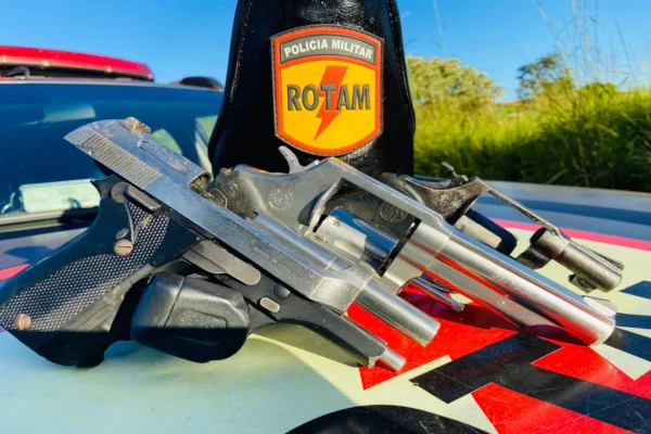 Armas apreendidas com os assaltantes Armas apreendidas com os assaltantes