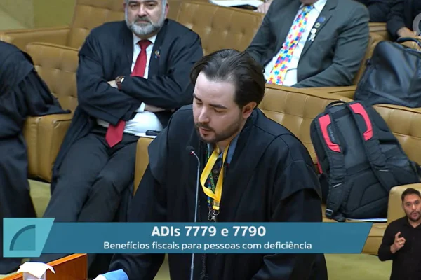 Advogado usa cordão de girassol durante sustentação no STF