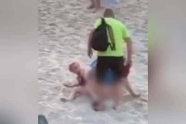 Furioso, homem interrompe casal que fazia sexo ao ar livre a chineladas
