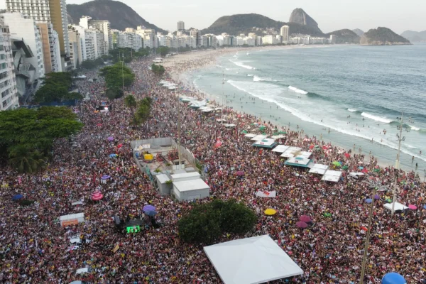 Imagem colorida, Ato contra PEC da Blindagem reuniu 41,8 mil em Copacabana, diz USP - Metrópoles