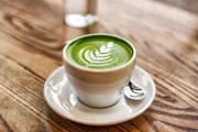 O chá matcha virou a bebida queridinha dos que prezam pelo bem-estar e pode ser encontrado em diversas cafeterias 