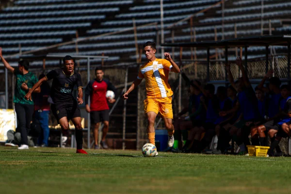Jogada na partida entre Brasiliense x Samambaia