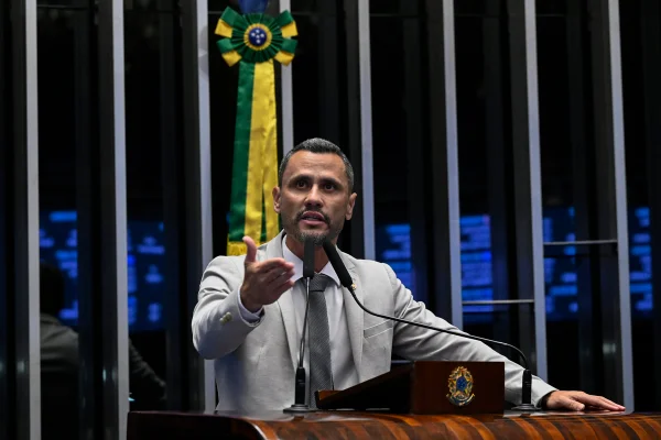 Cleitinho Azevedo no plenário do Senado