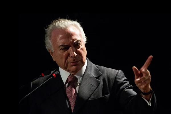 Brasileiros aprovam desembarque do PSDB do governo Temer