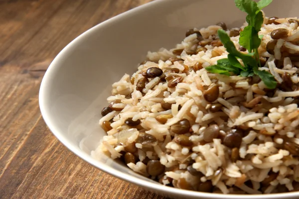 Foto colorida de prato de arroz - Engorda? Nutri conta se há diferença comer carboidrato frio ou quente - Metrópoles