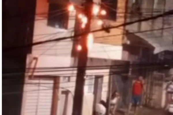 Imagem colorida, poste pegando fogo em PE- Metrópoles