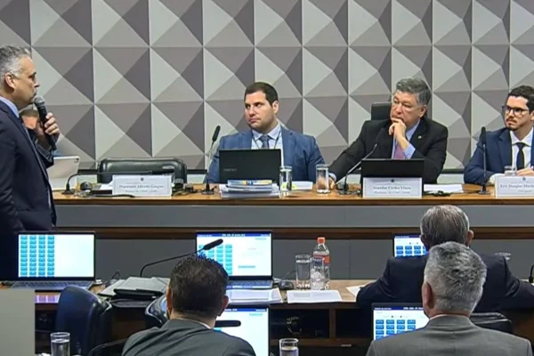 Relator comunica a depoente que pai, ex-diretor do INSS, acabou de ser preso. CPMI do INSS