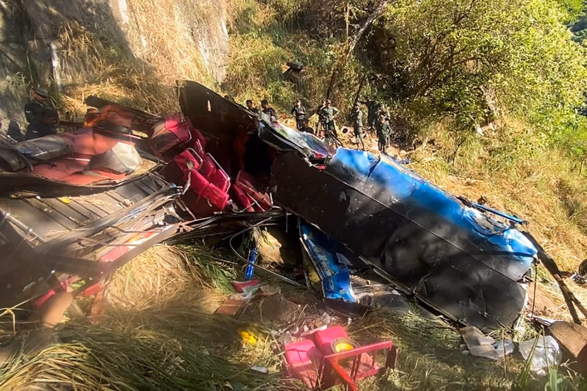 Imagem colorida, autocarro destruido após acidente no Sri Lanka - Metrópoles