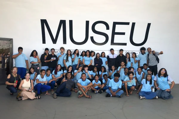Foto colorida de estudantes e professores na entrada de museu - Metrópoles