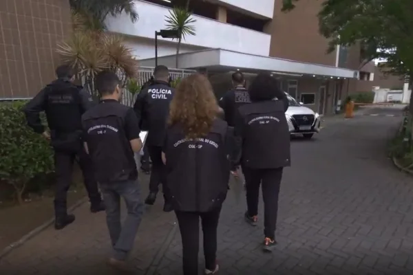 Imagem colorida de agentes da Controladoria Geral do Estado em operação contra desvio de medicamentos. Metrópoles