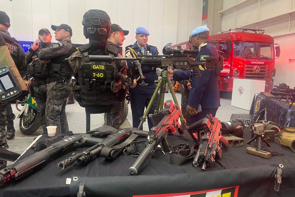 Forças policiais também participam do evento expondo equipamentos e uniformes Forças policiais também participam do evento expondo equipamentos e uniformes